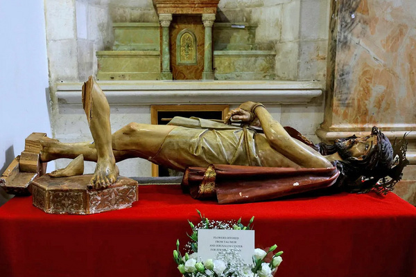 En kirke i den gamle bydel i Jerusalem fik sin Jesus statue ødelagt af jødiske ekstremister.
